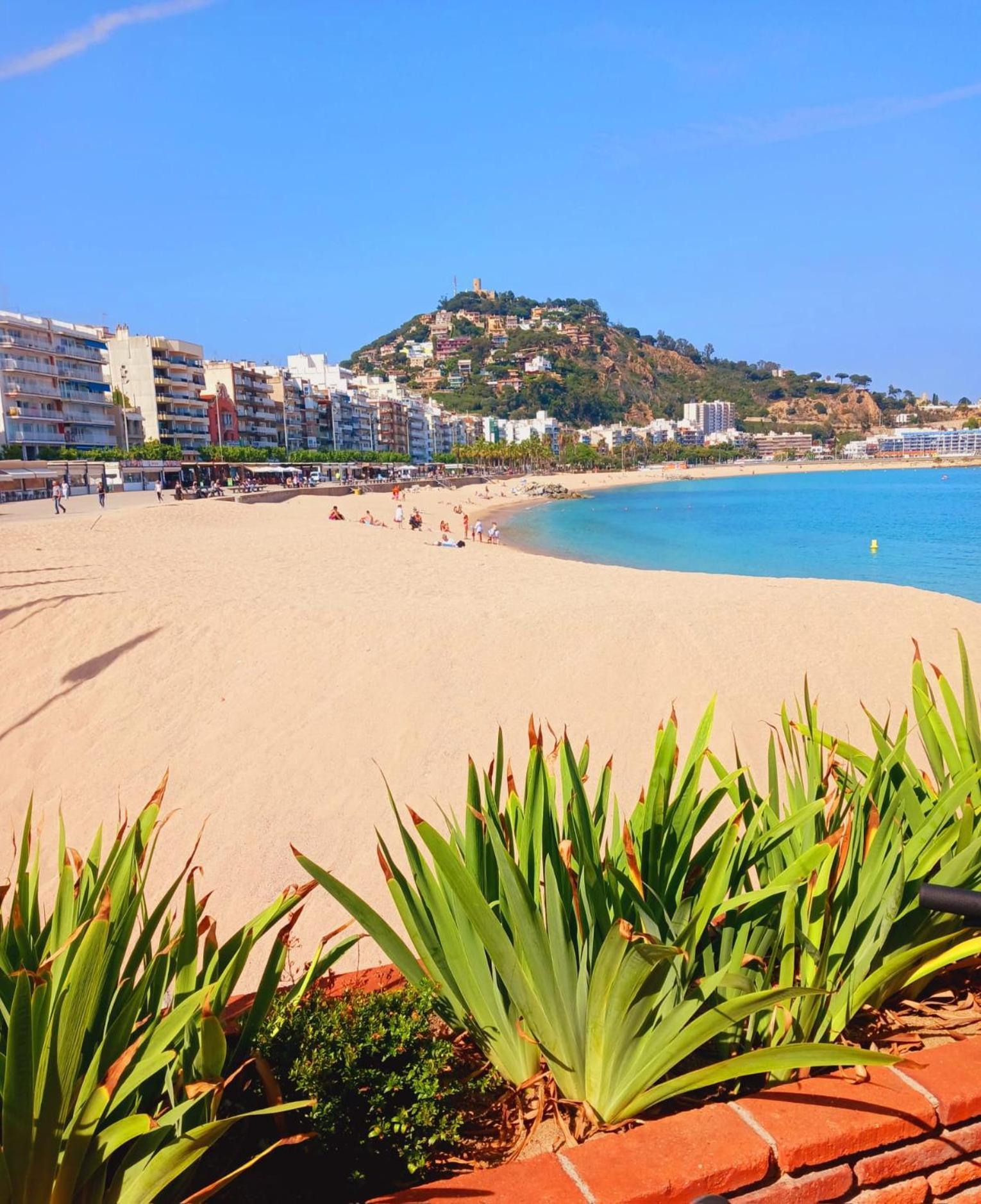 2 Bedroom Large Modern Apartment In Blanes Old Town 50M From The Beach! Dış mekan fotoğraf